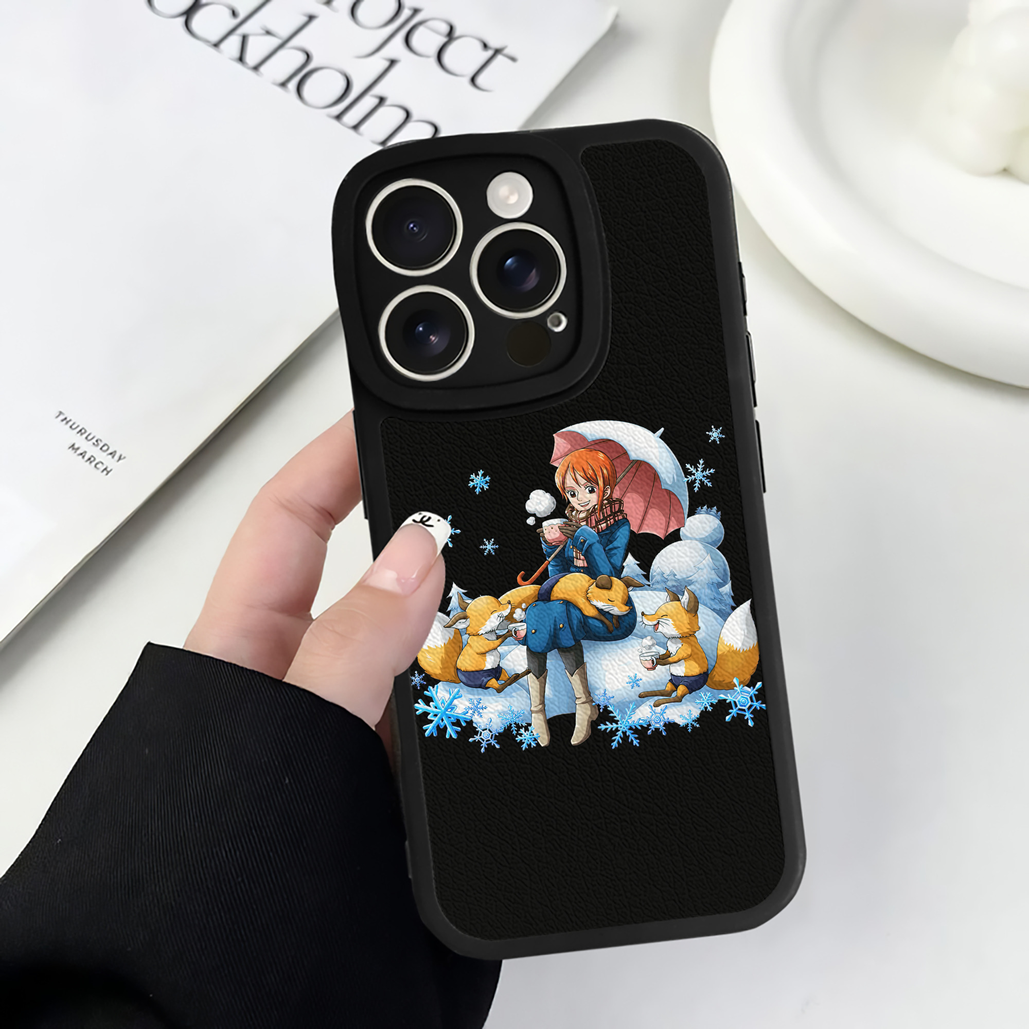 （画像用） ワンピース ナミ ONE PIECE Nami 【iPhone 16シリーズ対応】シリコンスマホケース（レザー調） 材質：シリコン